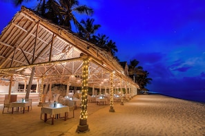 2 restaurants; breakfast, lunch and dinner served