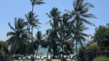 4 outdoor pools, pool umbrellas, sun loungers