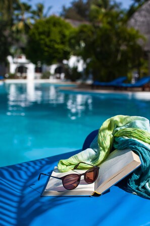 4 outdoor pools, pool umbrellas, sun loungers