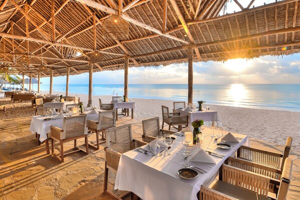 2 restaurants; breakfast, lunch, and dinner served