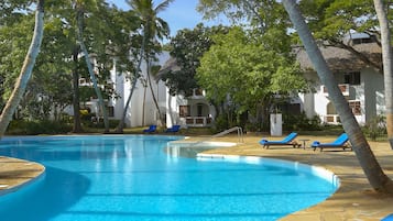 4 piscines extérieures, parasols de plage, chaises longues