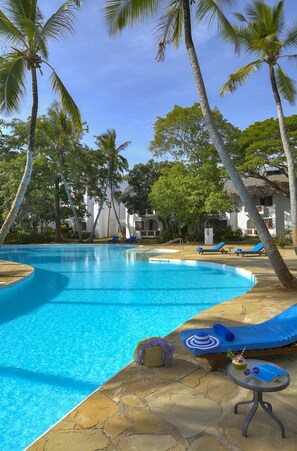 4 outdoor pools, pool umbrellas, sun loungers