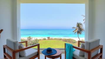 Frigobar, cofres nos quartos, escrivaninha