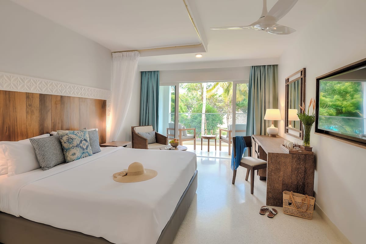 Bahari Pool | Minibar, in-room safe, desk, laptop workspace