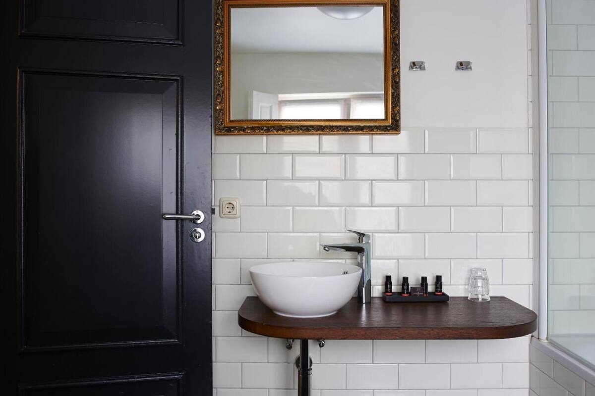 designer toiletries, towels