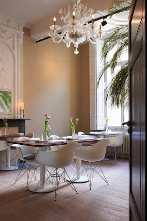 Flat-screen TV. Hotel Les Charmes