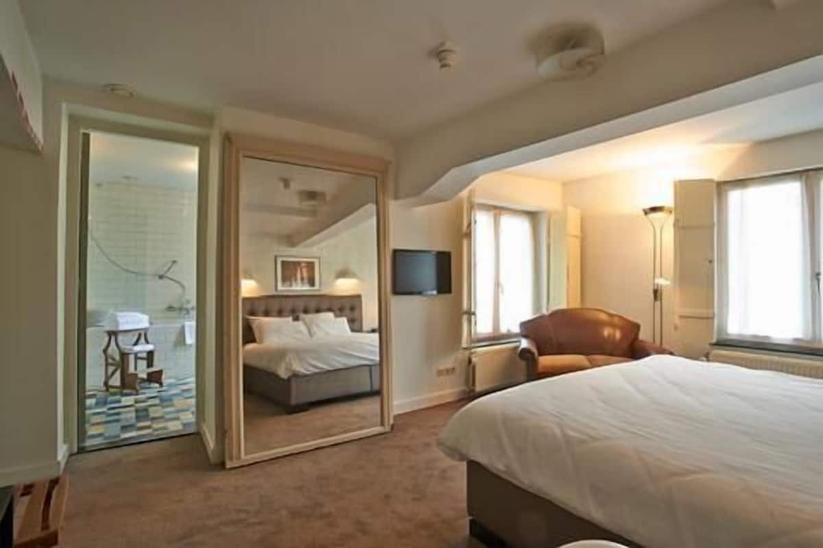 standard room, bathtub | in-room safe, desk, rollaway beds, free wifi