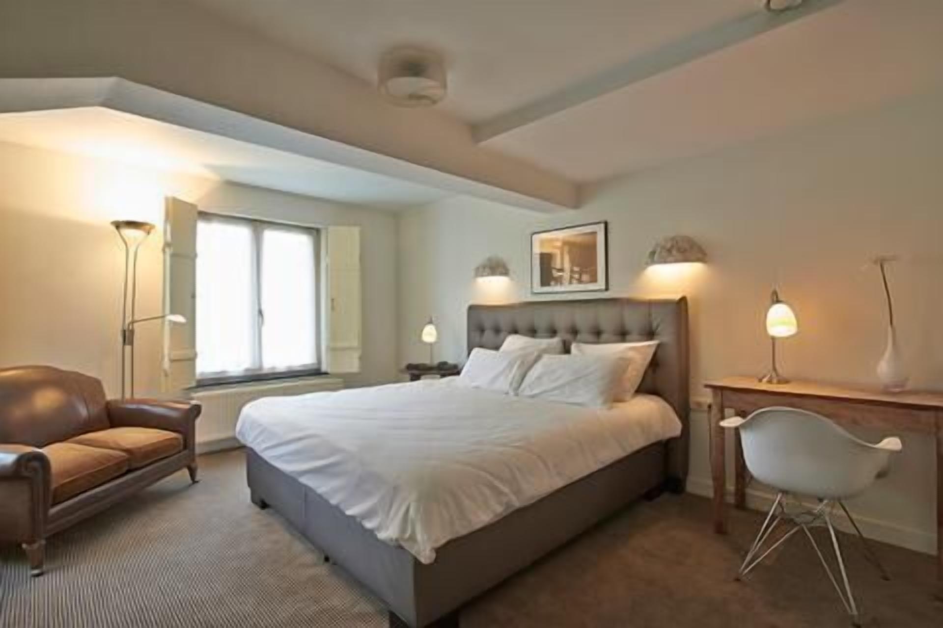 suite | in-room safe, desk, rollaway beds, free wifi