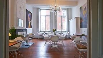 Tägliches Frühstücksbuffet (17.5 EUR pro Person)