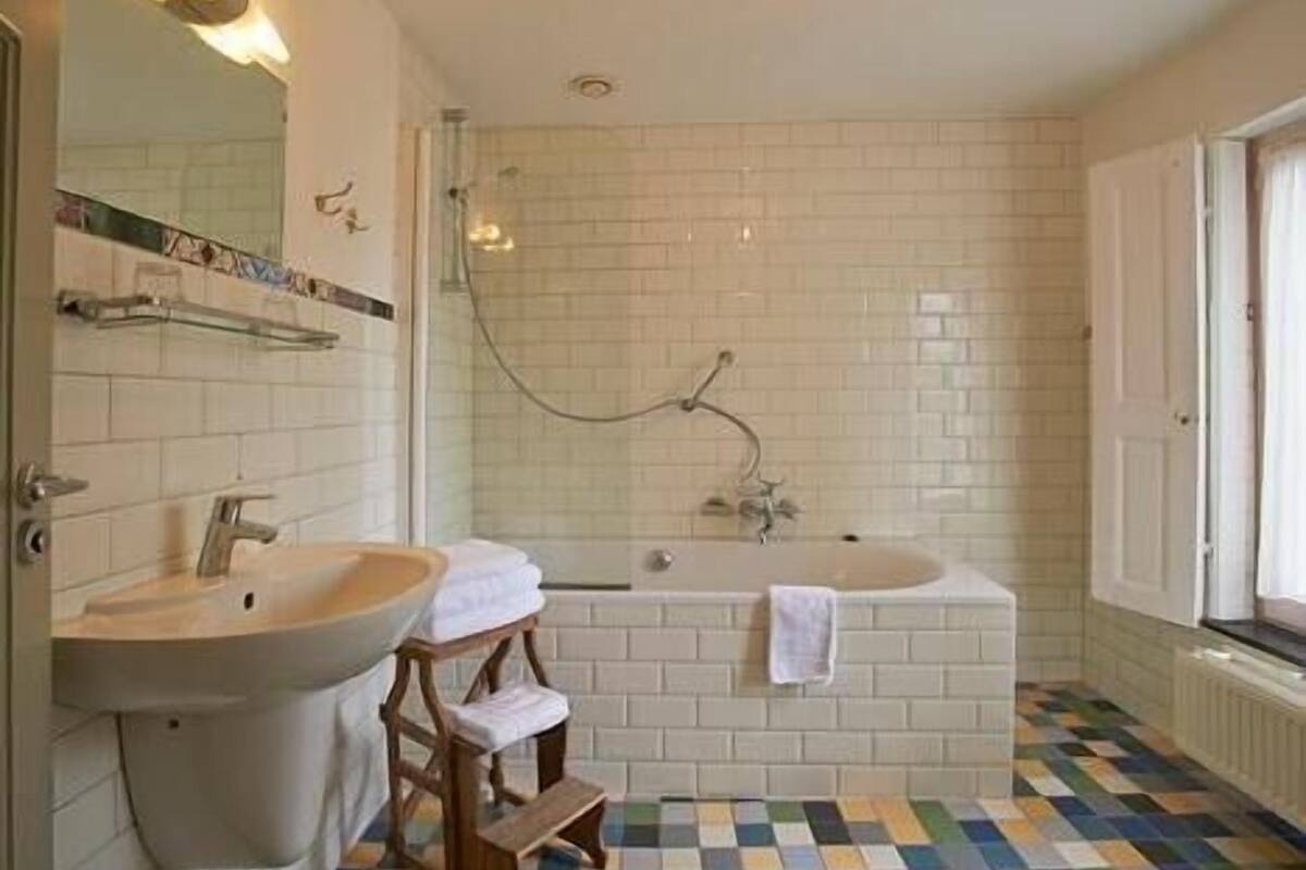 designer toiletries, towels