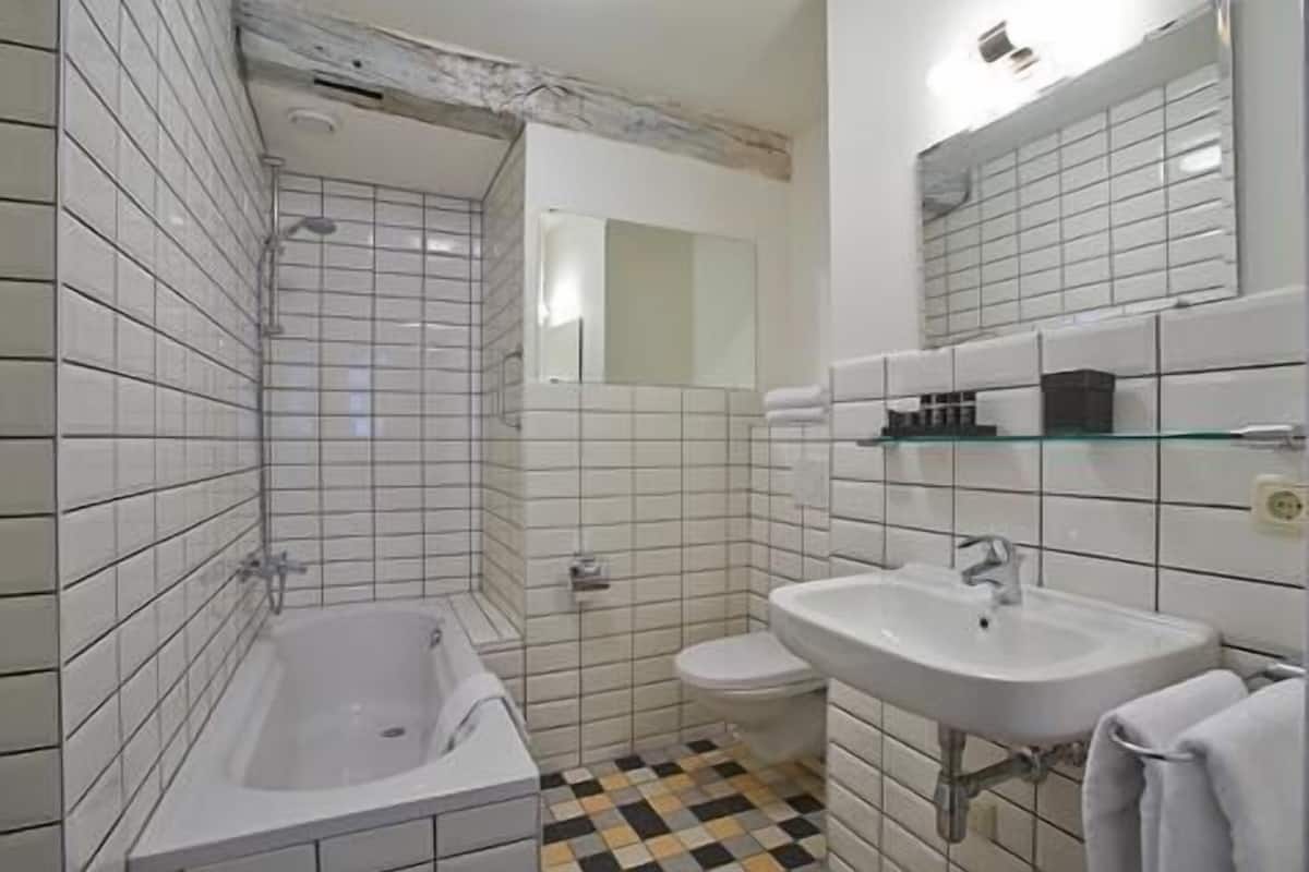 designer toiletries, towels