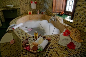 Suite Majestueuse, baignoire | Baignoire relaxante profonde