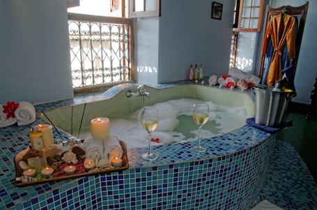 Grand Suite, Bathtub | Deep soaking bathtub