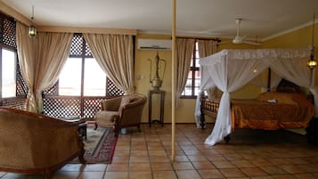 Suite Royal, 1 letto king, vista oceano parziale, al piano executive | Biancheria in cotone egiziano, biancheria da letto di alta qualità