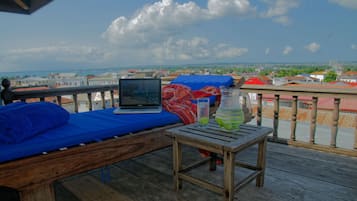 Suite de luna de miel, 1 cama King size, Terraza, vista parcial al océano | Terraza o patio