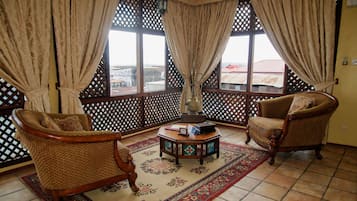 Suite Royal, 1 cama King size, vista parcial al océano, piso ejecutivo | Área de sala de estar