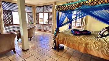 Suite Royal, 1 cama King size, vista parcial al océano, piso ejecutivo | Sábanas de algodón egipcio y ropa de cama de alta calidad