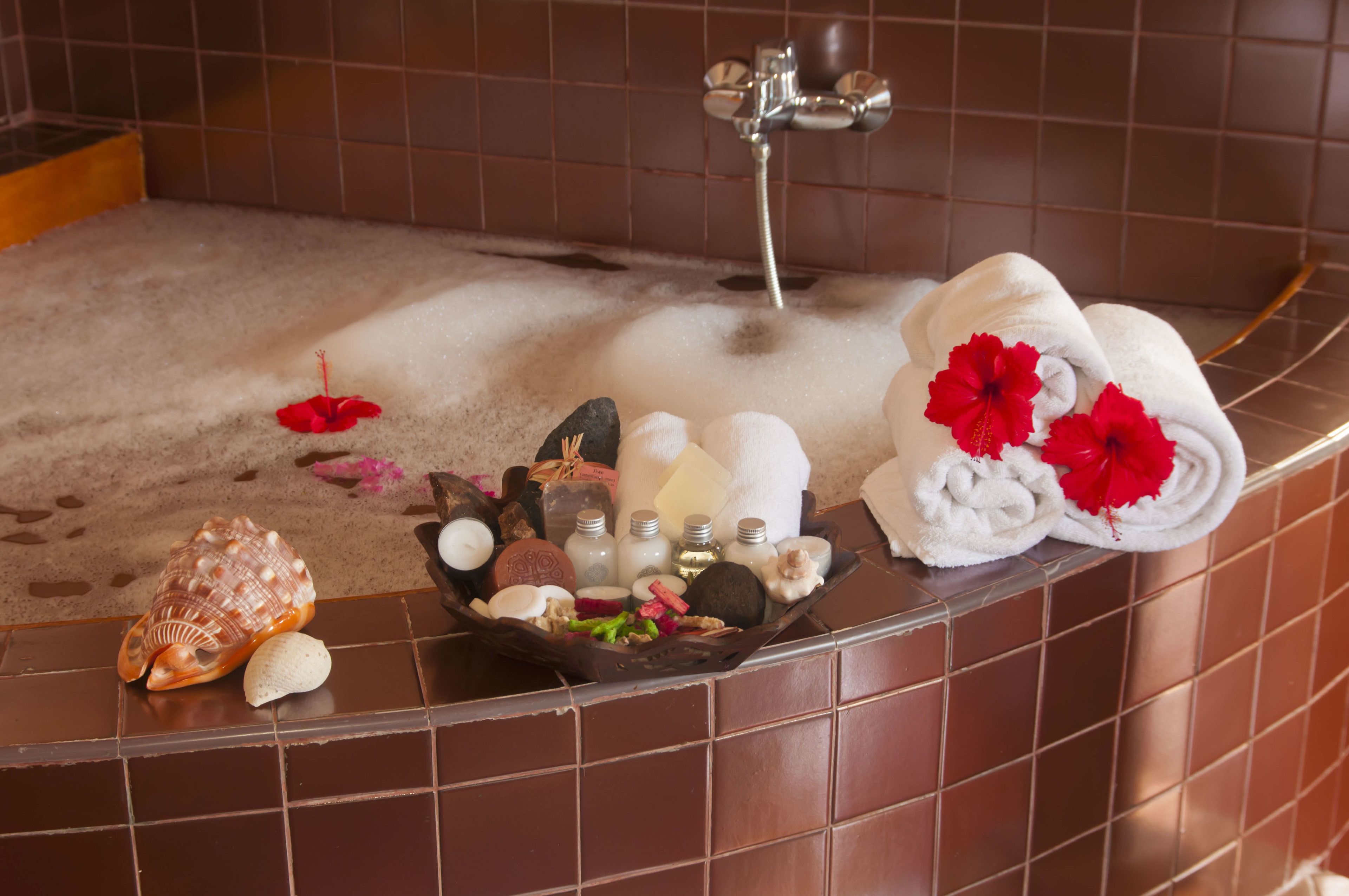 romantic suite, 1 king bed, balcony | deep-soaking bathtub