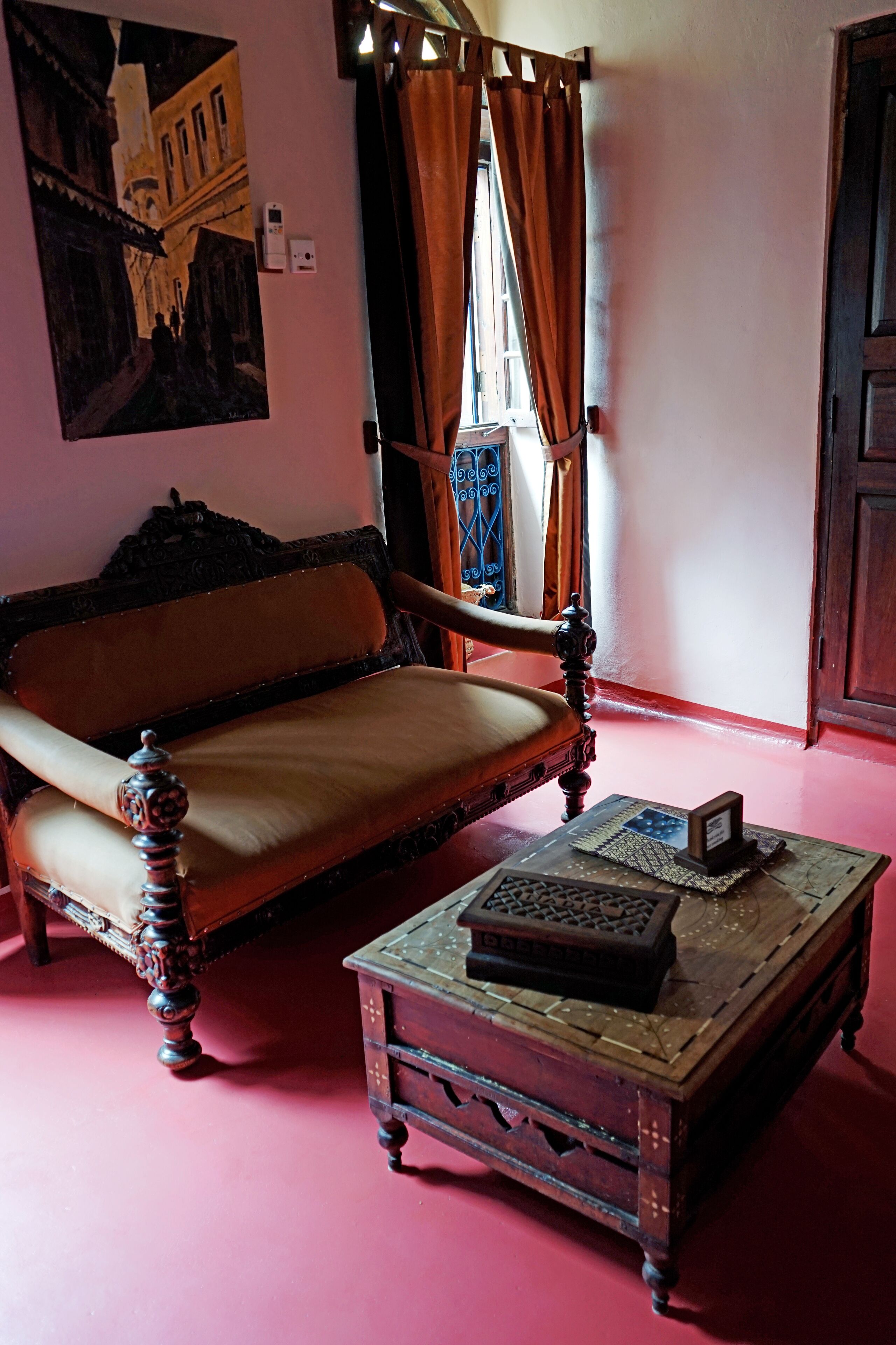 luxury double room, 1 queen bed, ensuite | living area