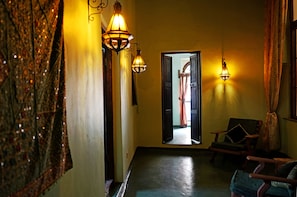 Grand Suite, Bathtub | Living area