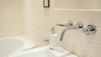 Ducha, artículos de higiene personal gratuitos y secador de pelo