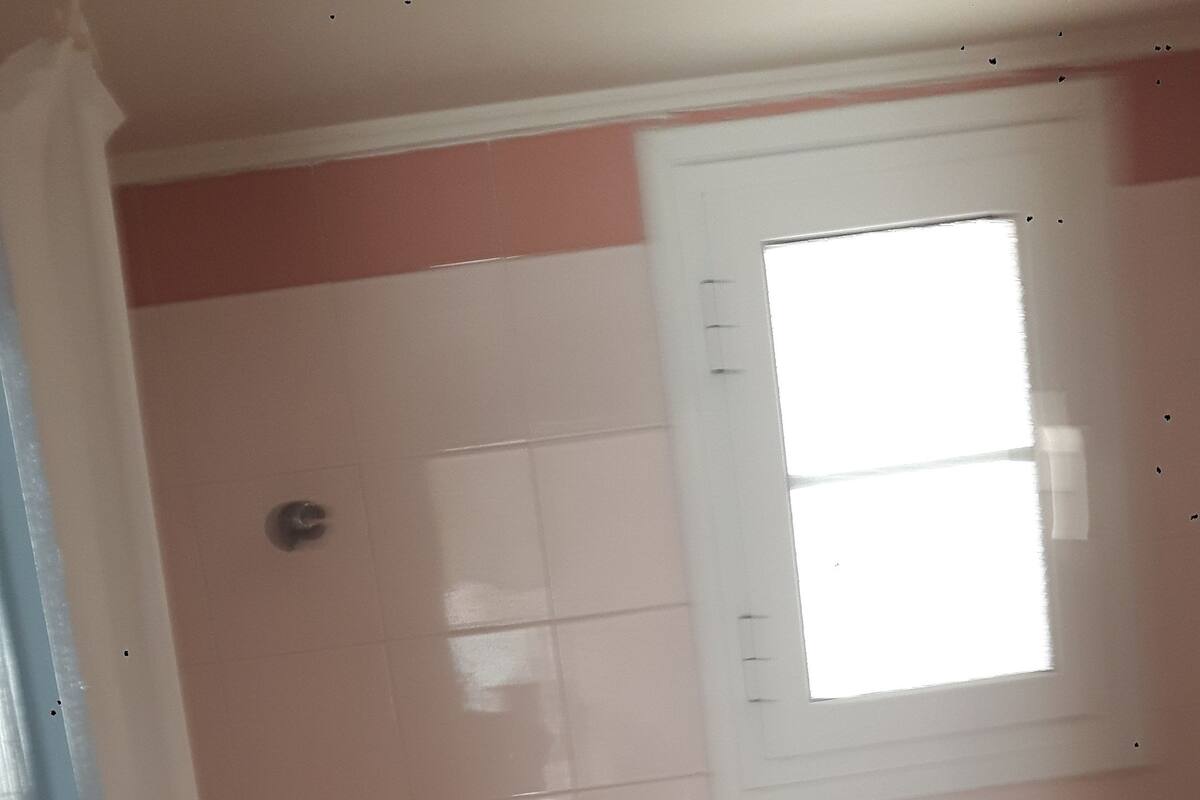 Bathtub, towels