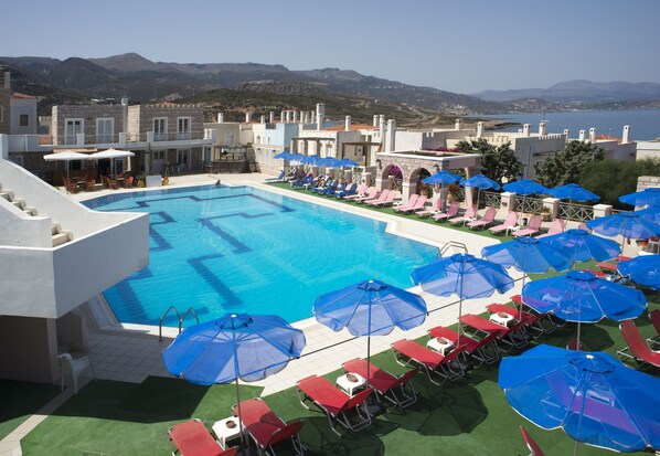 Outdoor pool, pool umbrellas, pool loungers - Dionysos Authentic Resort & Village (Sitia)