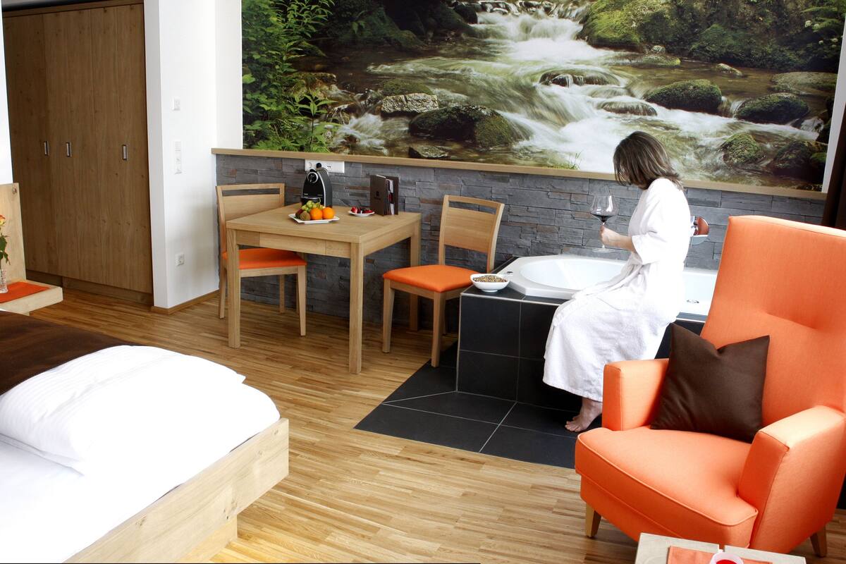 romantic room (water) | hypo-allergenic bedding, in-room safe, free wifi, bed sheets