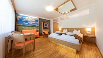 Hypo-allergenic bedding, in-room safe, free WiFi, bed sheets