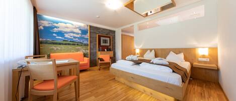 Hypo-allergenic bedding, in-room safe, free WiFi, bed sheets