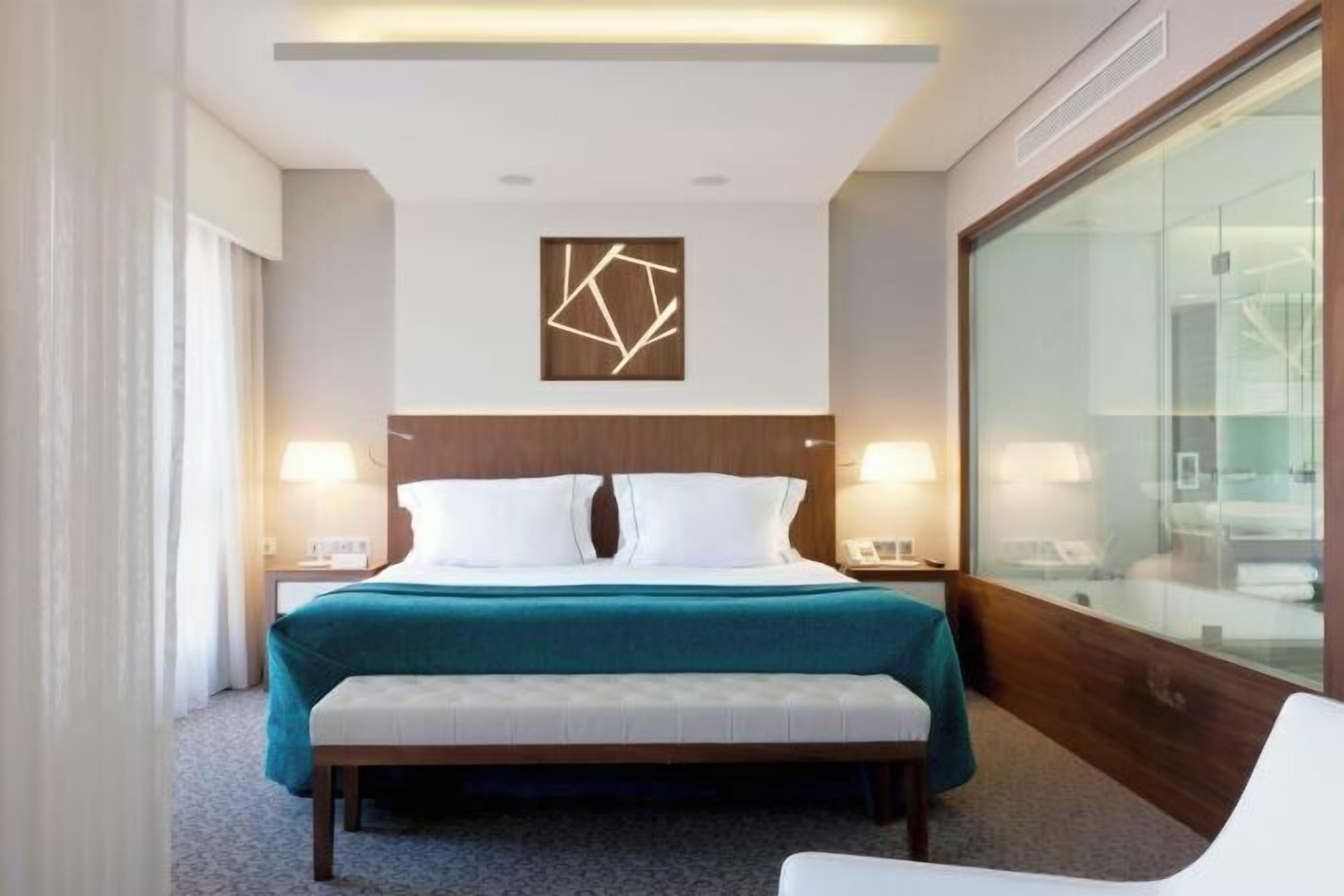 Ropa de cama de alta calidad, minibar, caja fuerte y escritorio