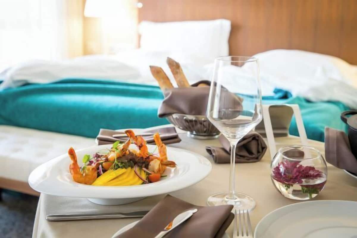 Premium bedding, minibar, in-room safe, desk
