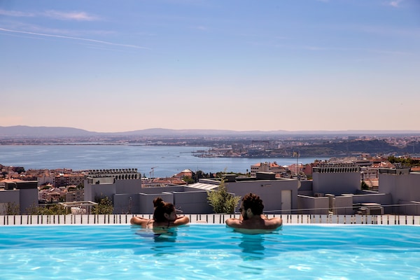 Piscina interna, piscina externa sazonal, guarda-sóis, espreguiçadeiras