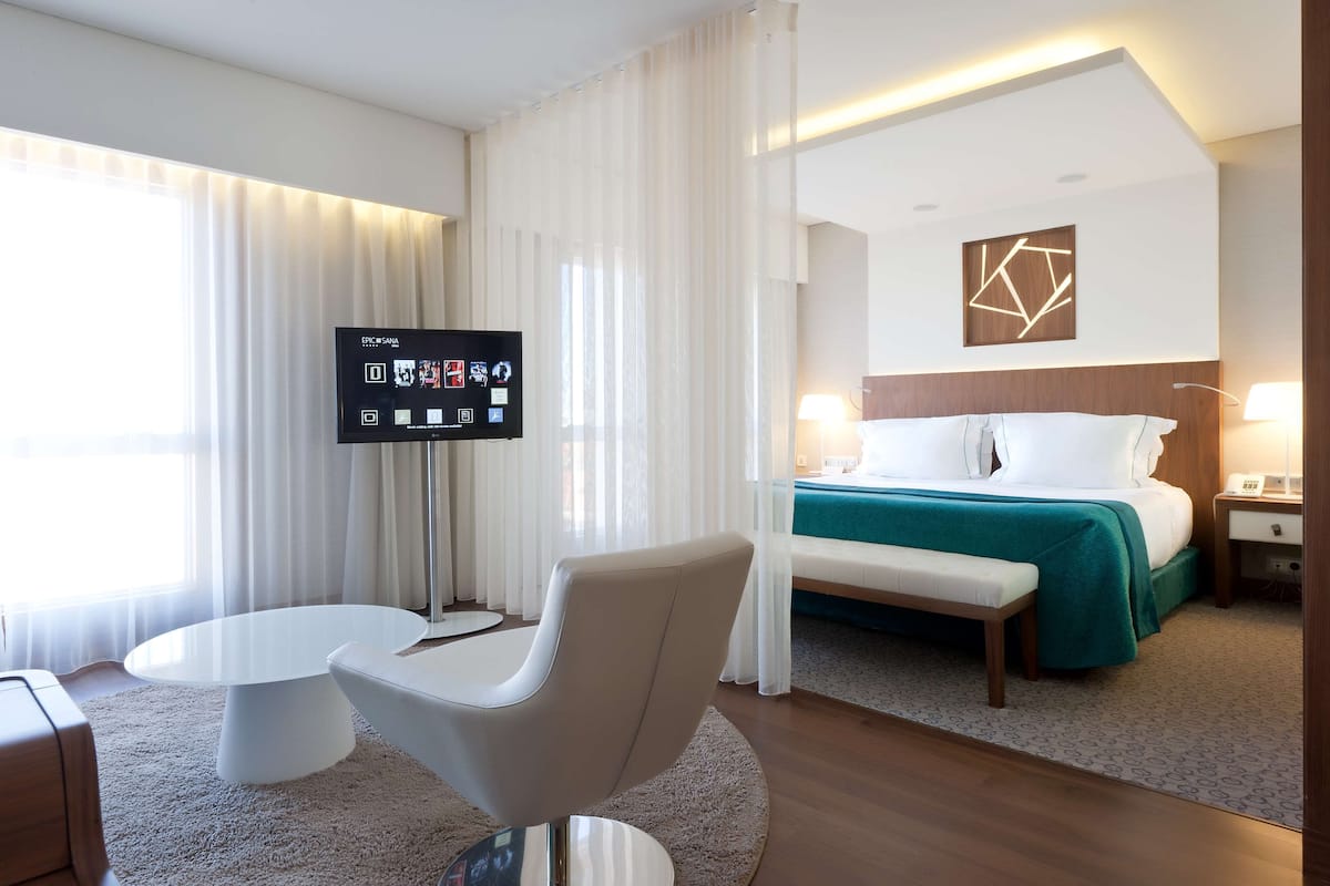 Junior Suite | Premium bedding, minibar, in-room safe, desk