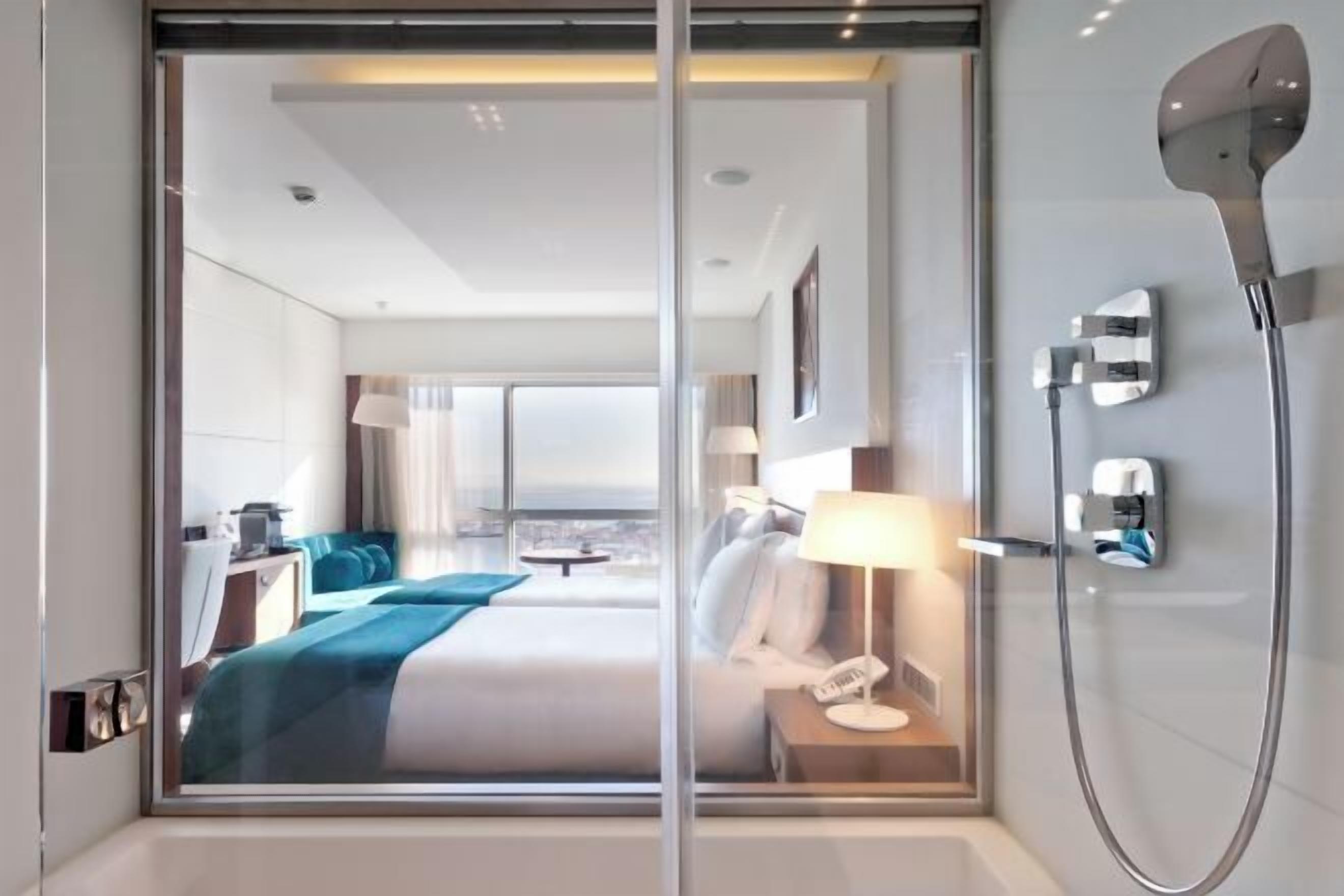 Ropa de cama de alta calidad, minibar, caja fuerte y escritorio