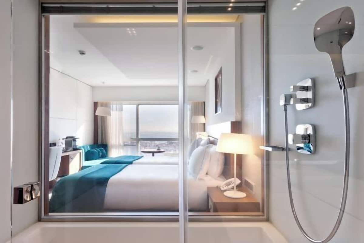 Ropa de cama de alta calidad y minibar