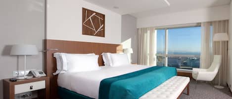 Deluxe-suite | Premium-sengetøj, minibar, pengeskab på værelset, skrivebord