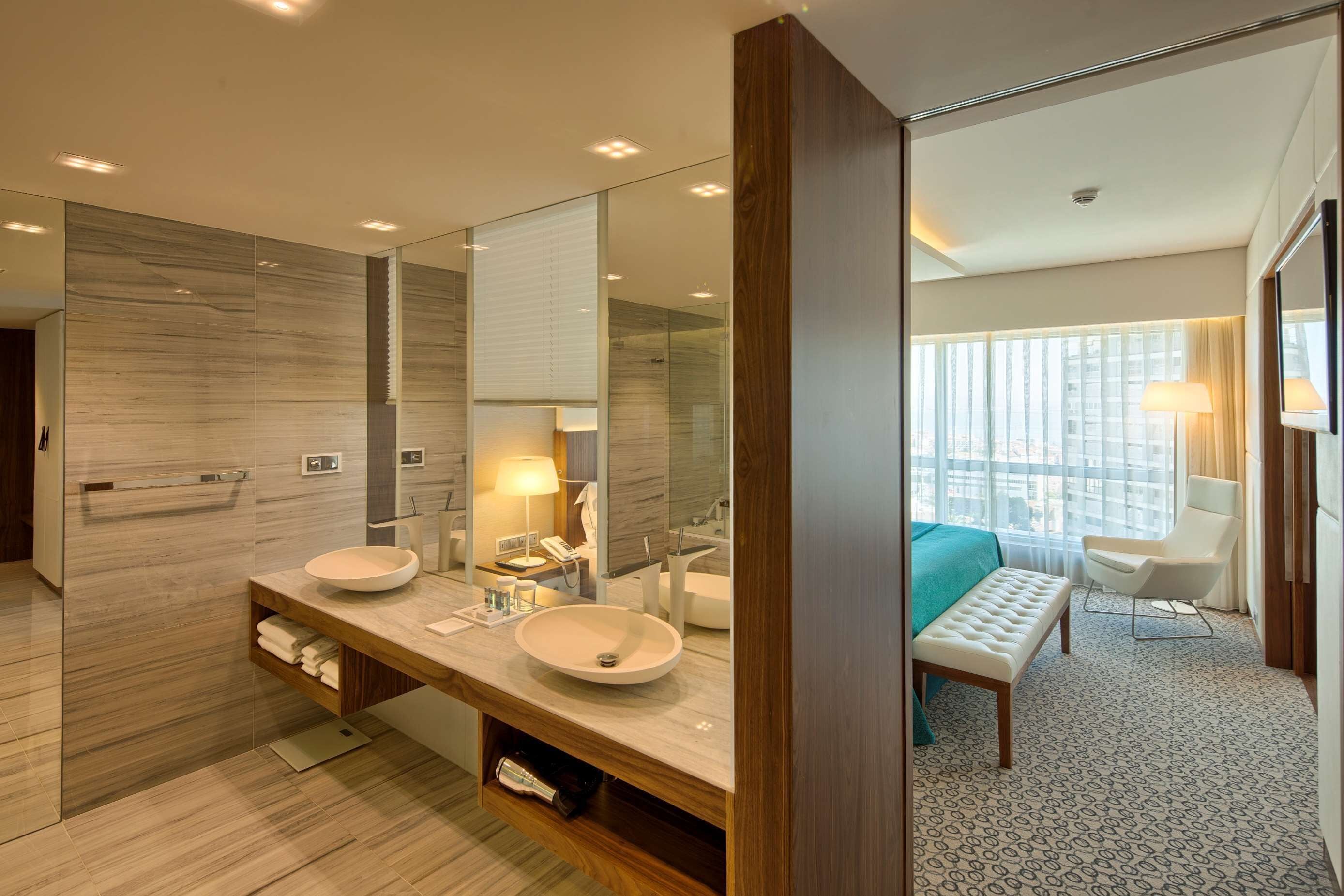 Ropa de cama de alta calidad y minibar 