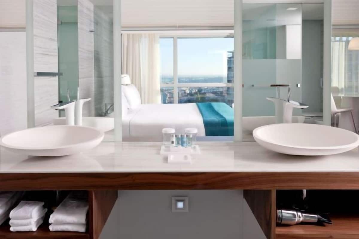 Bathroom | Free toiletries, hair dryer, bathrobes, slippers