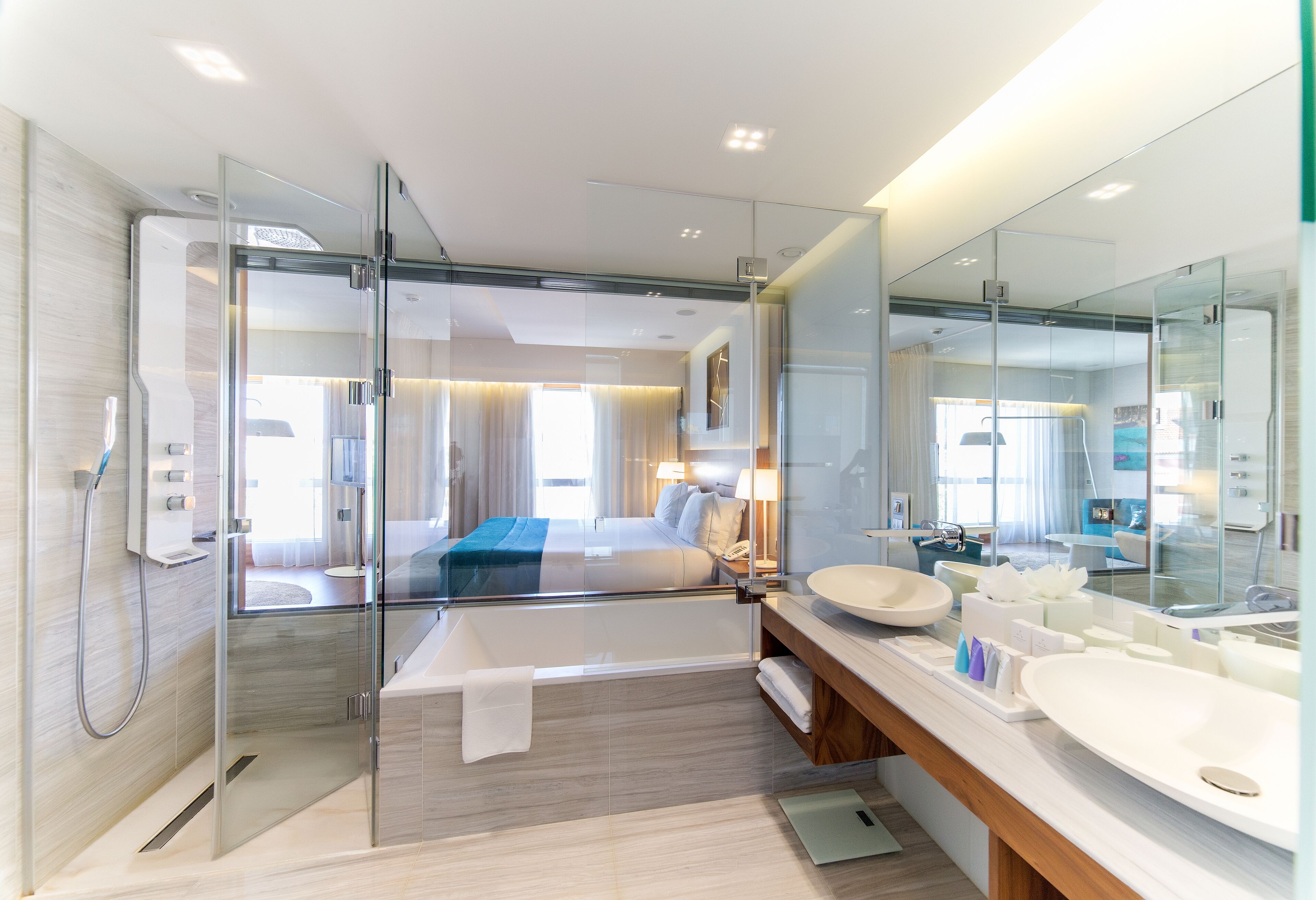 junior suite | bathroom | free toiletries, hair dryer, bathrobes, slippers