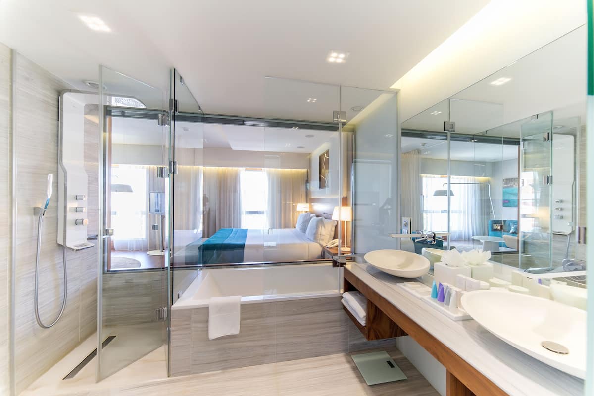 junior suite | bathroom | free toiletries, hair dryer, bathrobes, slippers