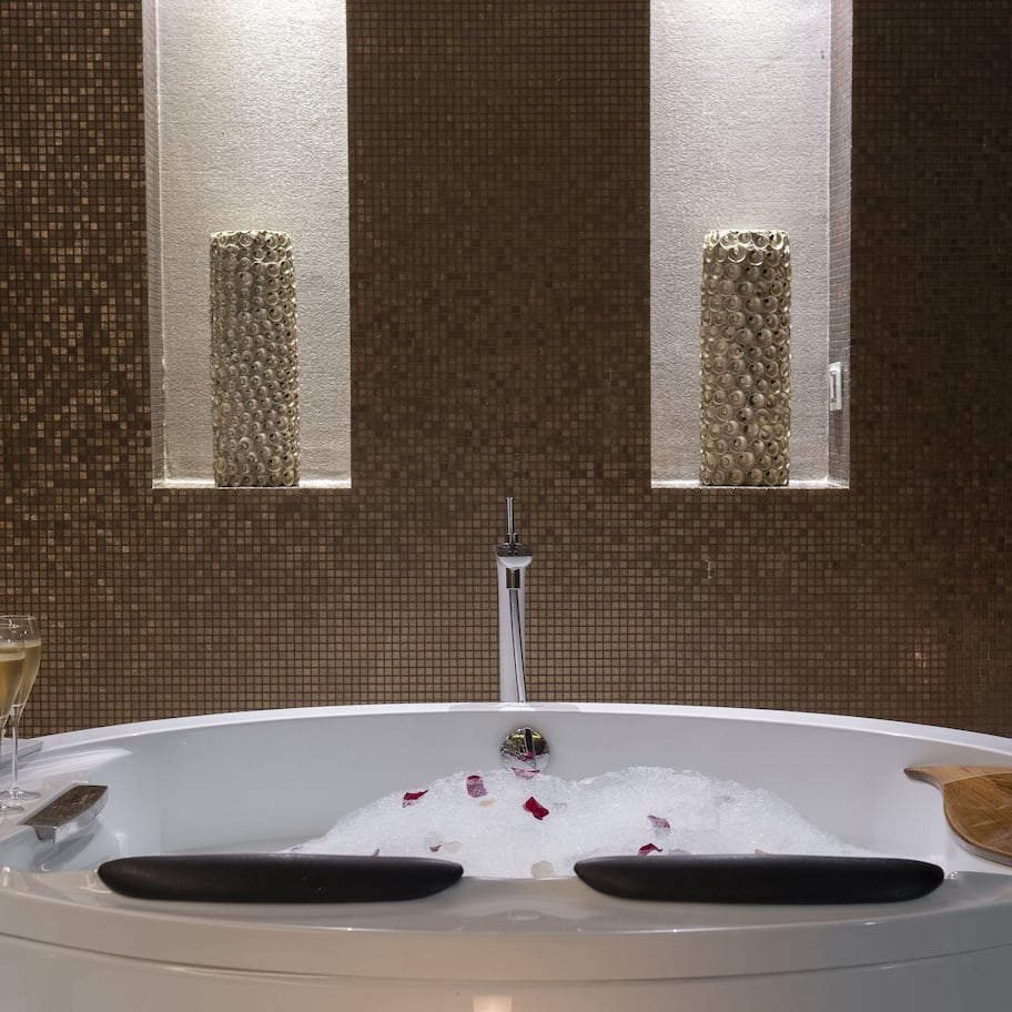 Couples treatment rooms, sauna, steam room, body treatments