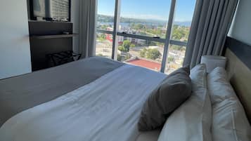 Minibar, caja de seguridad en la habitación y escritorio