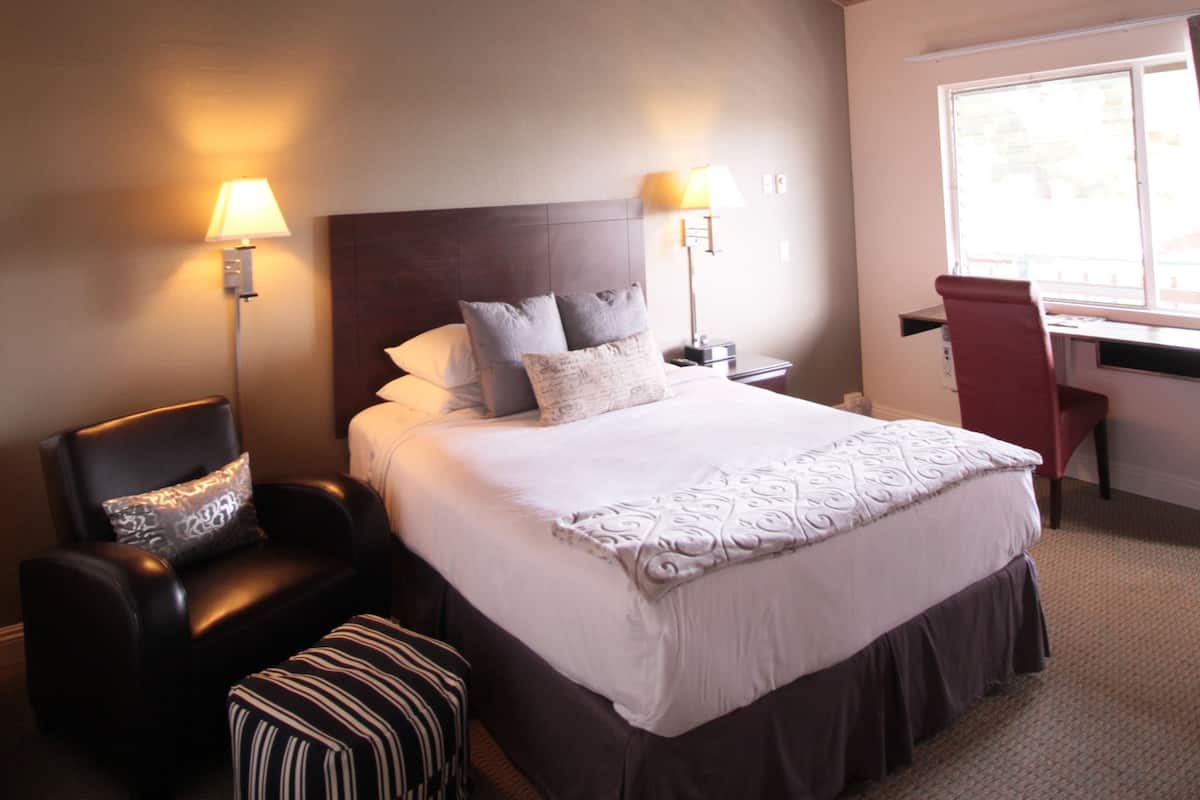 Deluxe Room, 1 Queen Bed | Desk, laptop workspace, iron/ironing board, free WiFi
