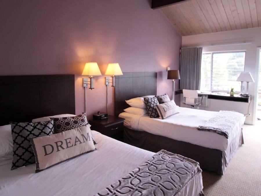 Rom – deluxe, 2 queensize-senger | Skrivebord, skrivebord for bærbar PC og strykejern/-brett