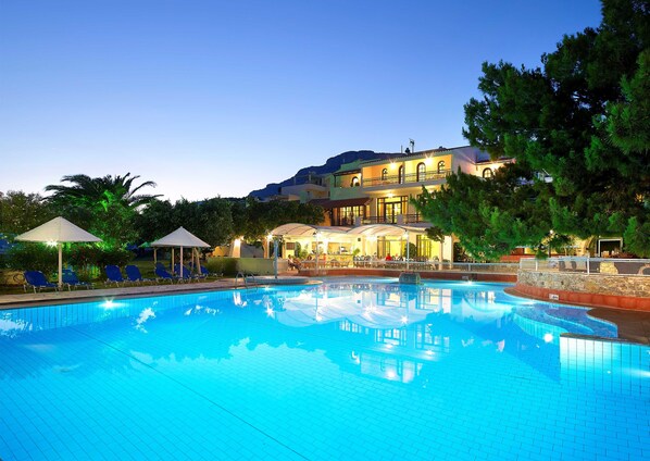 Indoor pool, outdoor pool, pool umbrellas, sun loungers - Aroma Creta (Ierapetra)