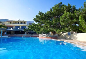 Indoor pool, outdoor pool, pool umbrellas, sun loungers - Aroma Creta (Ierapetra)