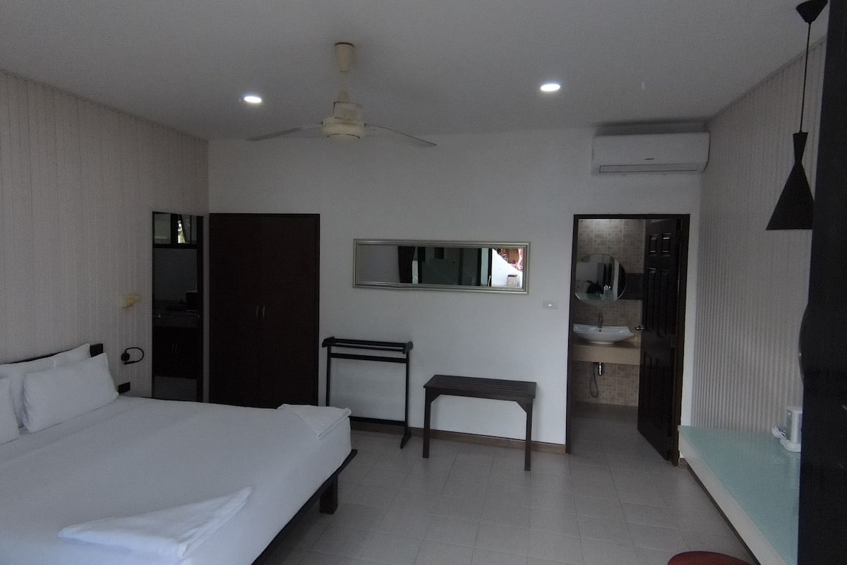 Family Room, Kitchen, Sea View | Minibar, in-room safe, blackout curtains, free WiFi
