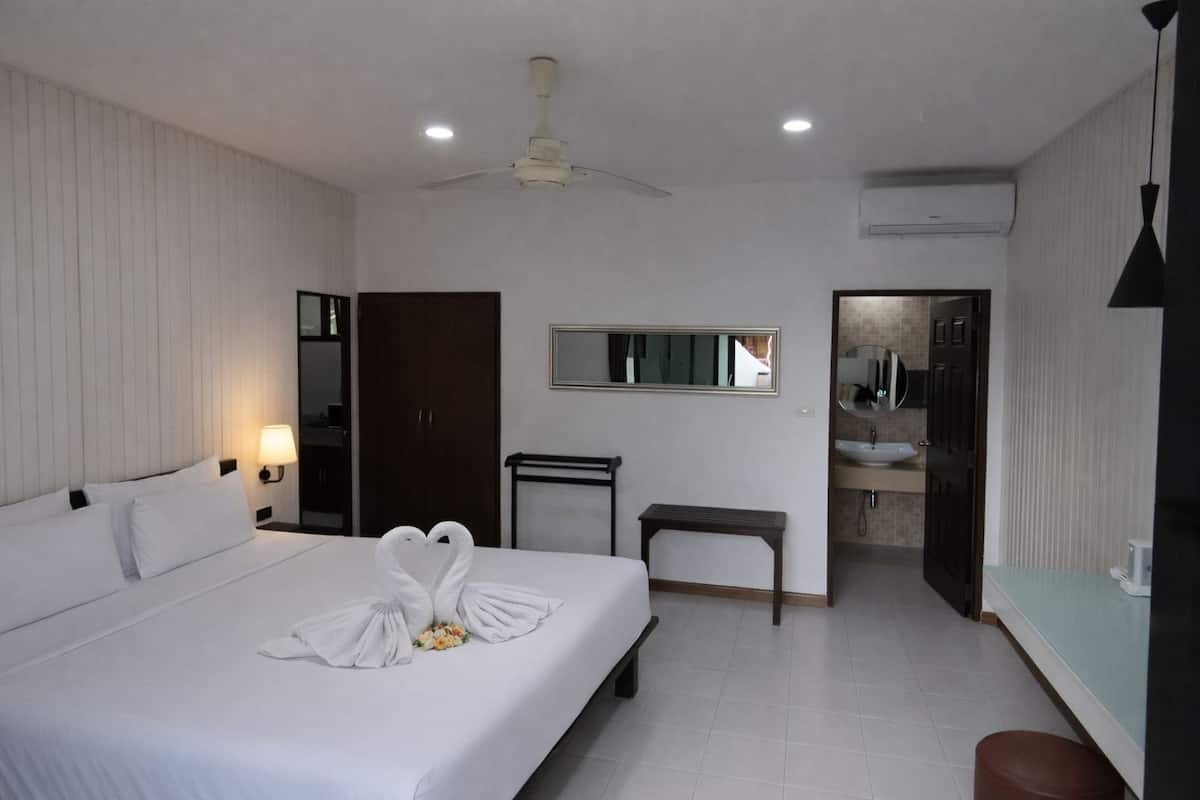 Minibar, in-room safe, blackout curtains, free WiFi