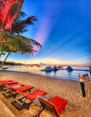 On the beach, white sand, sun-loungers, beach umbrellas - Samui Pier Beach Front Resort (Koh Samui)
